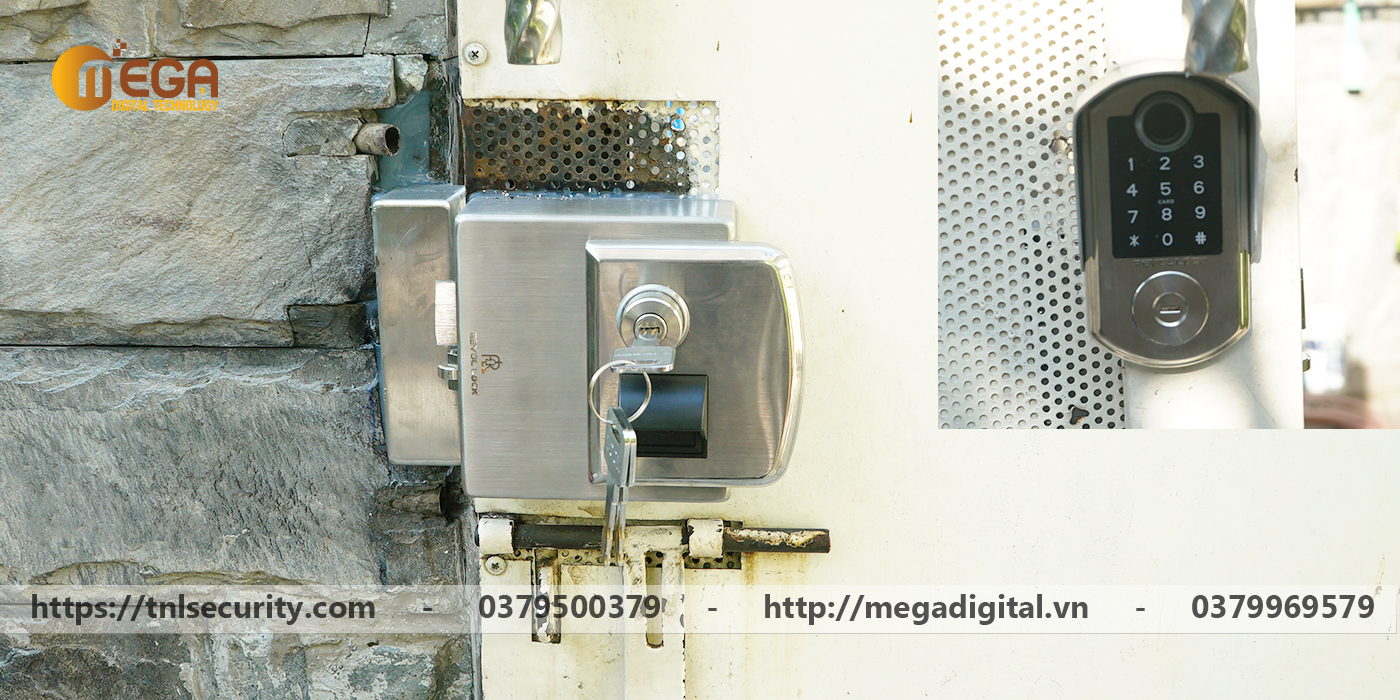 Thực hiện lắp đặt kh&oacute;a pin v&acirc;n tay hai chiều inox cho cửa sắt nh&agrave; ở tại quận 9